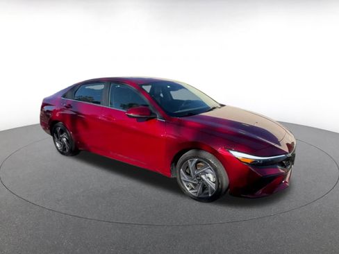 Used 2025 Hyundai Elantra Limited image 3