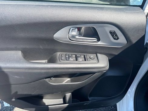 Used 2024 Chrysler Pacifica Limited FWD image 21