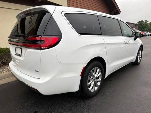 Used 2025 Chrysler Pacifica Select AWD/4WD image 12