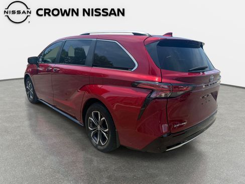 Used 2025 Toyota Sienna Platinum AWD/4WD image 6