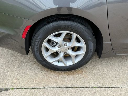 Used 2019 Chrysler Pacifica Touring Plus w/ Tire & Wheel Group FWD image 52