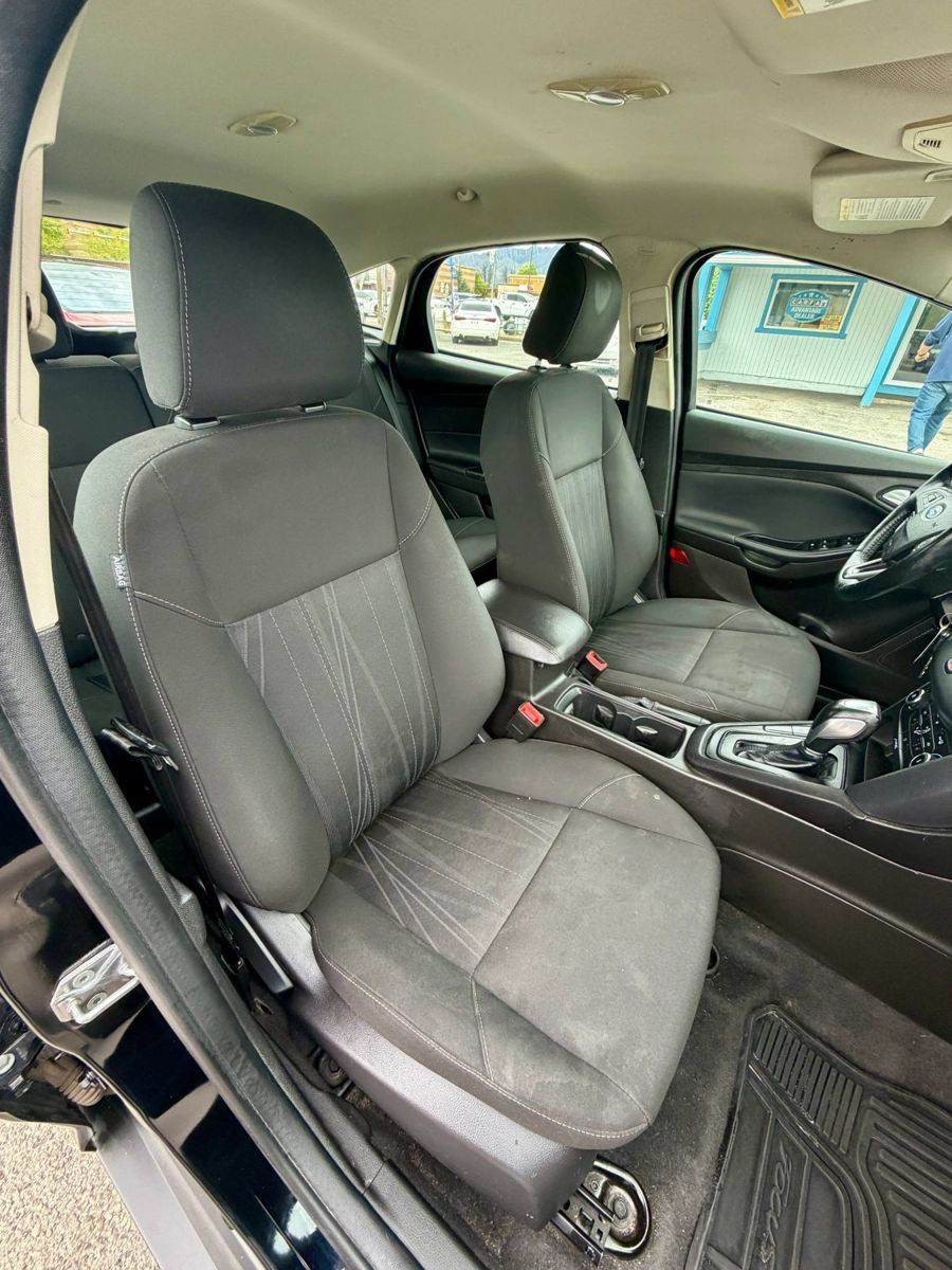 Used 2016 Ford Focus SE w/ SE Cold Weather Package FWD image 10