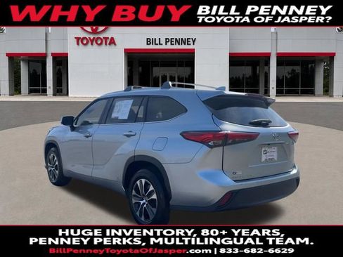 Used 2023 Toyota Highlander XLE FWD image 3