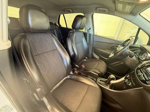 Used 2020 Chevrolet Trax LT w/ LT Convenience Package image 14