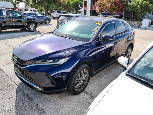 Certified 2022 Toyota Venza XLE AWD/4WD image 3