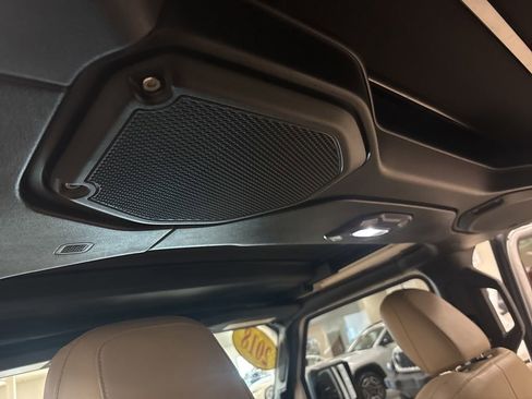 Used 2018 Jeep Wrangler Unlimited Sahara AWD/4WD image 31