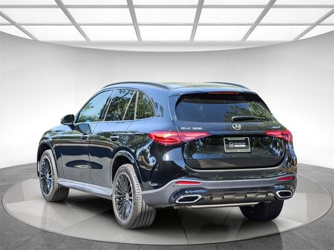 Used 2024 Mercedes-Benz GLC 300 4MATIC image 2