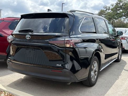 Used 2025 Toyota Sienna XLE image 4
