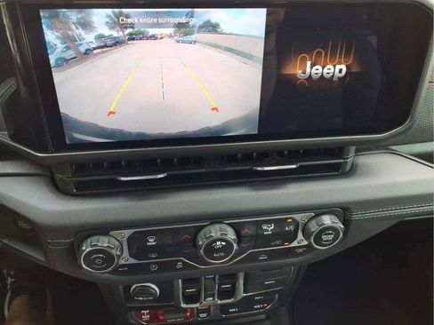 Used 2025 Jeep Wrangler Unlimited Rubicon AWD/4WD image 16