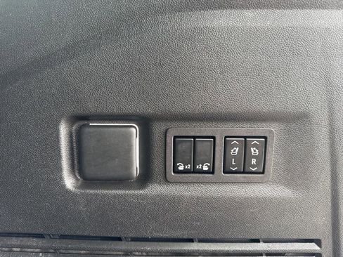 Used 2024 GMC Yukon XL Denali image 35