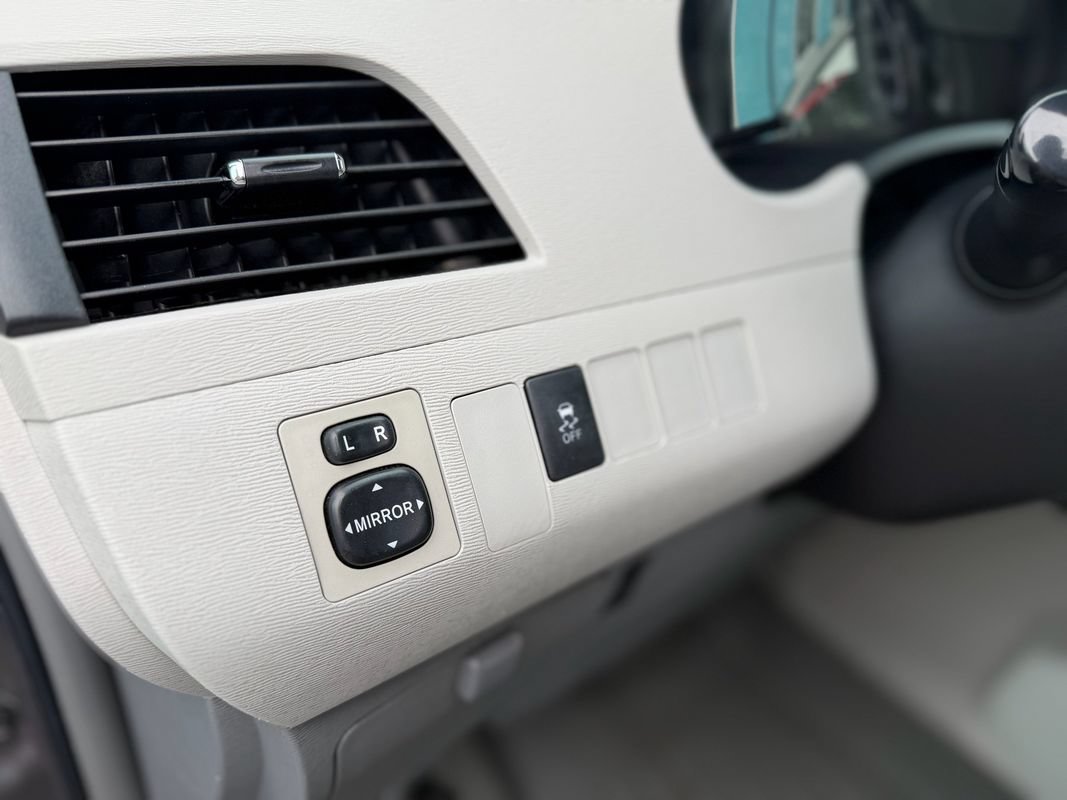 Used 2013 Toyota Sienna LE w/ Towing Pkg AWD/4WD image 20