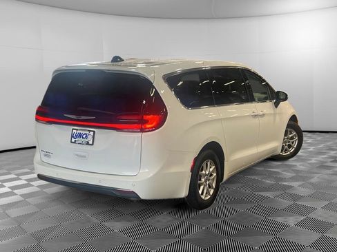 Used 2023 Chrysler Pacifica Touring-L FWD image 4