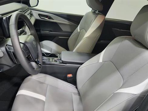 Used 2025 Toyota Camry SE w/ Convenience Package FWD image 12