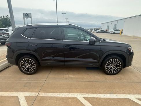 Used 2025 Volkswagen Taos SE FWD image 1
