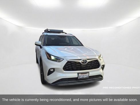 Used 2022 Toyota Highlander XLE FWD image 3