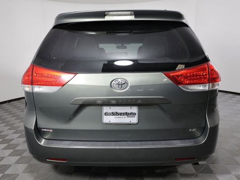 Used 2011 Toyota Sienna LE image 3