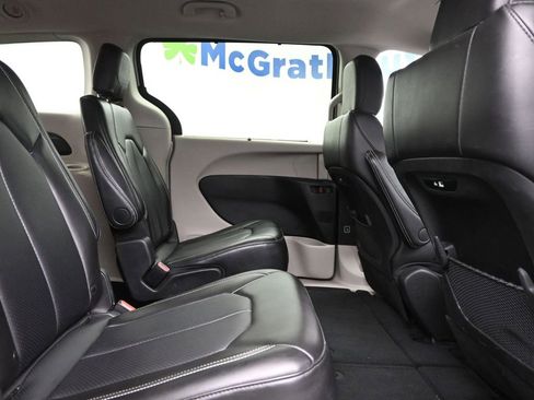 Used 2024 Chrysler Pacifica Touring-L image 7