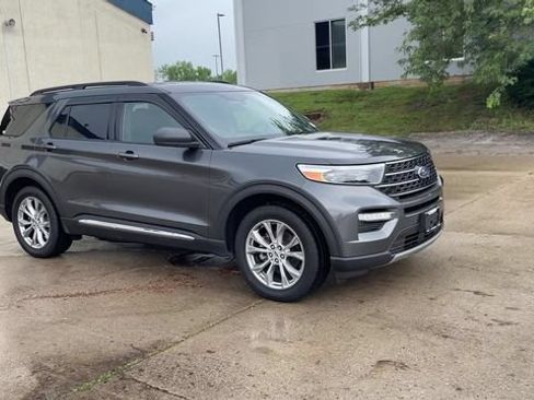 Used 2020 Ford Explorer XLT w/ Equipment Group 202A AWD/4WD image 2
