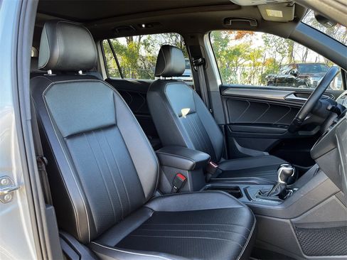 Used 2022 Volkswagen Tiguan SE R-Line image 26