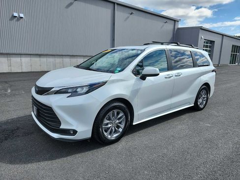 Used 2025 Toyota Sienna XLE w/ XLE Plus Package image 1