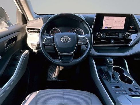 Used 2023 Toyota Highlander LE AWD/4WD image 8