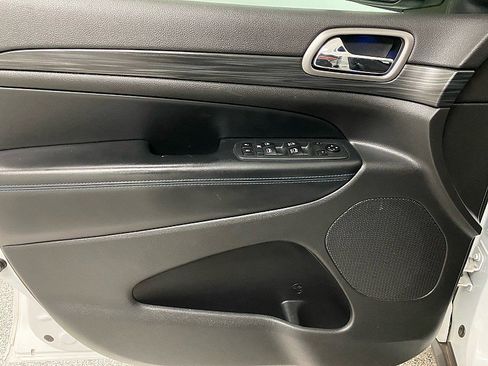 Used 2020 Jeep Grand Cherokee Laredo image 9