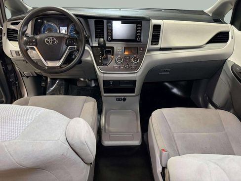 Used 2020 Toyota Sienna L image 18