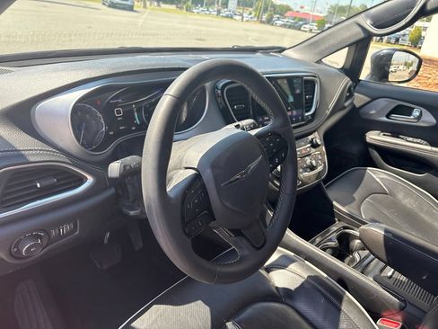 Used 2025 Chrysler Pacifica Limited FWD image 4