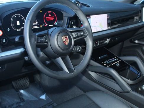 Certified 2025 Porsche Cayenne Coupe image 4