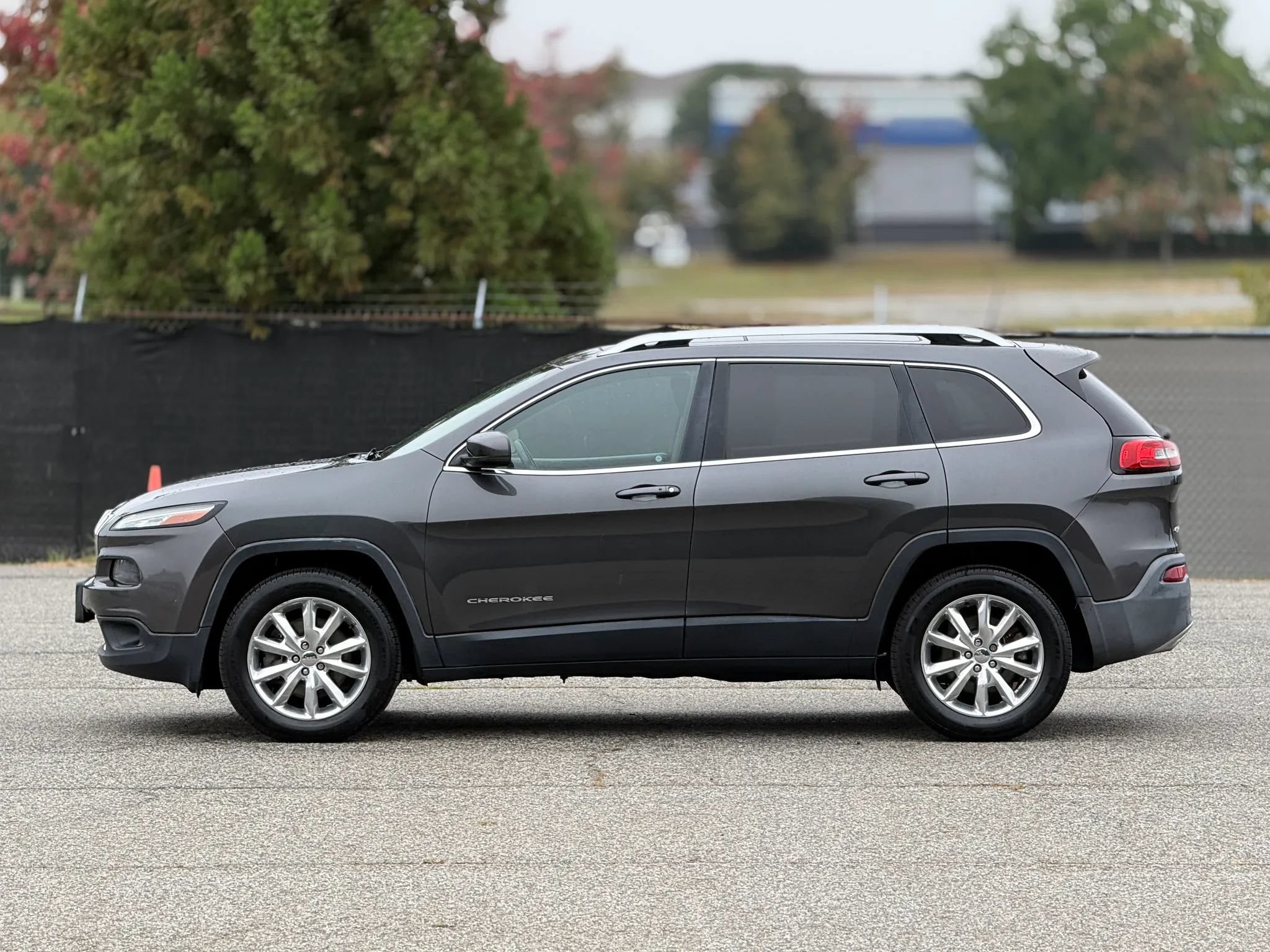 Used 2016 Jeep Cherokee Limited AWD/4WD image 8