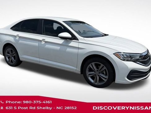 Used 2023 Volkswagen Jetta SE FWD image 2
