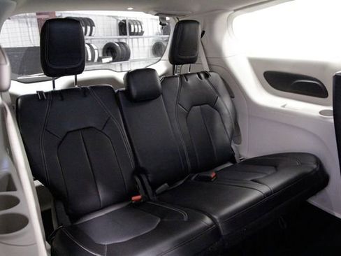 Used 2024 Chrysler Pacifica Touring-L image 20