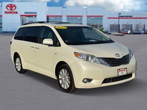 Used 2017 Toyota Sienna XLE image 2