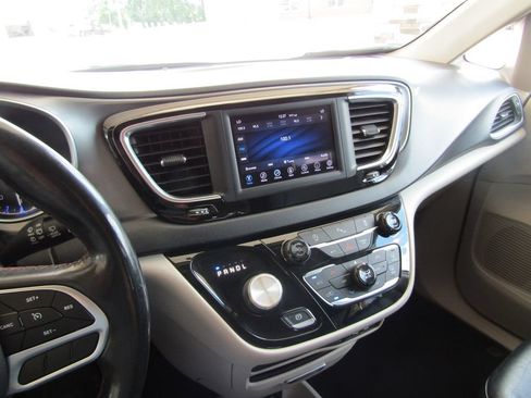 Used 2020 Chrysler Pacifica Touring-L FWD image 29