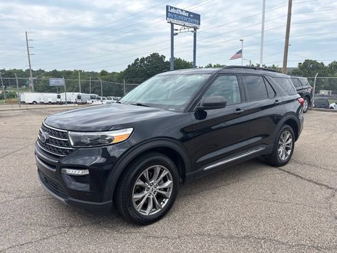 Used 2023 Ford Explorer XLT w/ Equipment Group 202A AWD/4WD image 3