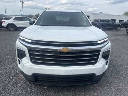 Used 2025 Chevrolet Traverse LT image 3