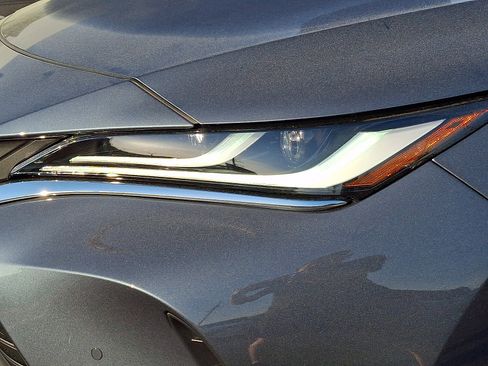 Used 2023 Toyota Venza XLE AWD/4WD image 10