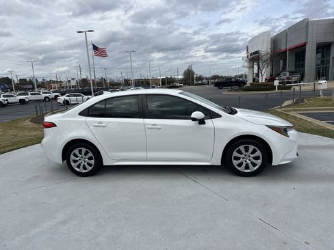 Used 2022 Toyota Corolla LE image 11