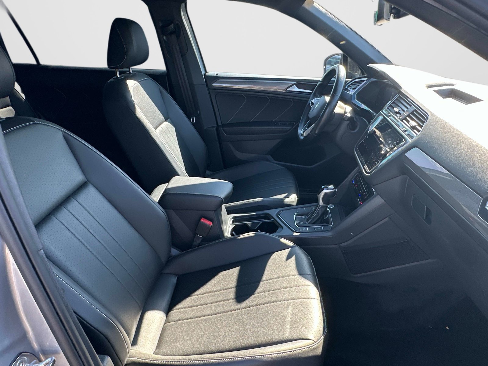 Certified 2023 Volkswagen Tiguan SE R-Line FWD image 9