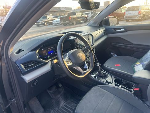 Used 2023 Volkswagen Taos SE AWD/4WD image 2