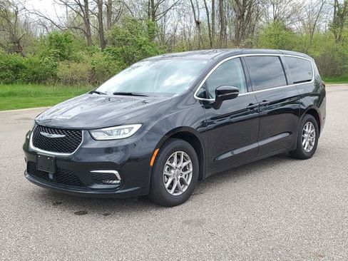 Used 2024 Chrysler Pacifica Touring-L FWD image 2