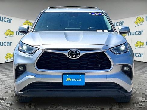 Used 2023 Toyota Highlander LE FWD image 2