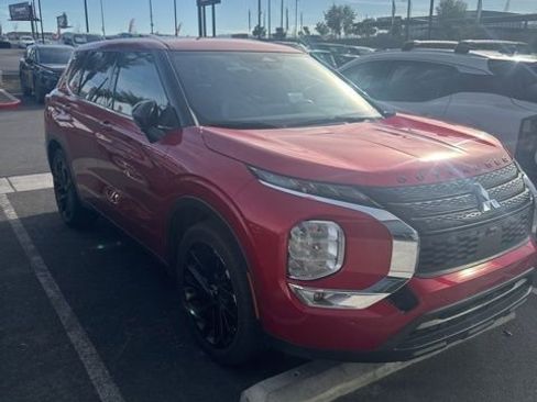 Used 2023 Mitsubishi Outlander SE Black Edition image 2