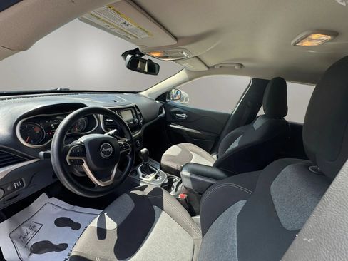 Used 2016 Jeep Cherokee Sport FWD image 12