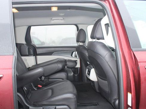 Used 2024 Kia Carnival LX image 12