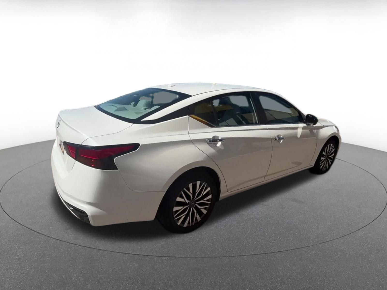 Used 2025 Nissan Altima 2.5 SV FWD image 13