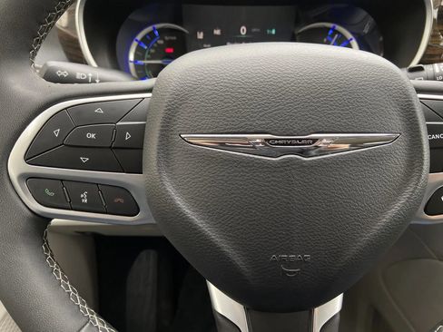Used 2023 Chrysler Pacifica Limited FWD image 15