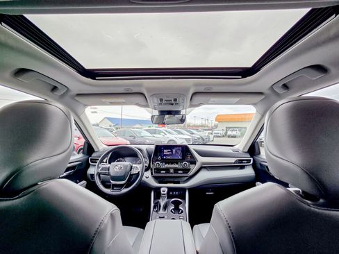 Used 2023 Toyota Highlander XLE image 2