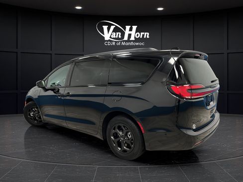Used 2024 Chrysler Pacifica Premium FWD image 5