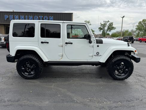 Used 2015 Jeep Wrangler Unlimited Sahara w/ Dual Top Group AWD/4WD image 8